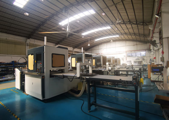 Máquina de colagem de papel automática para a caixa interna que posiciona e para ser uma da etapa para a cartonagem rígida