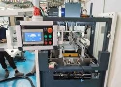 Os cosméticos espertos da sapata vestem a máquina de empacotamento rígida da caixa do banco do poder completamente automática