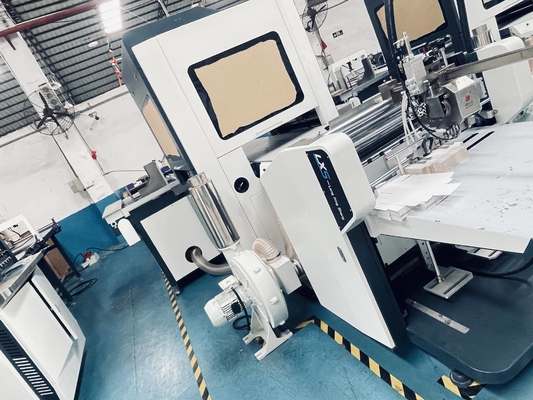 Máquina automática multifuncional para fabricação de caixas rígidas