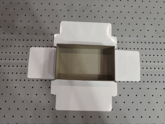 Colagem posicionando a máquina rígida automática da cartonagem para a caixa/caixa plástica