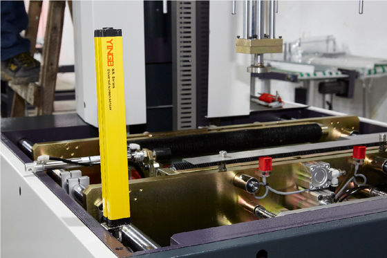 Máquina de envolvimento semi automática dos lados da caixa quatro e dobramento o papel para encaixotar a máquina inferior