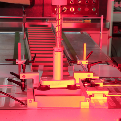 Sistema de aplicação de cola semiautomático para linha de fabricação de revestimento de caixa rígida