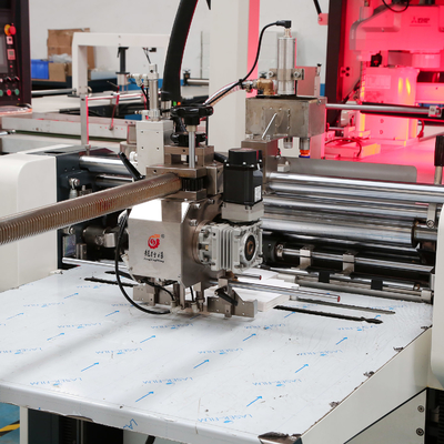 Máquina automática de posicionamento de caixas rígidas com anel de computador