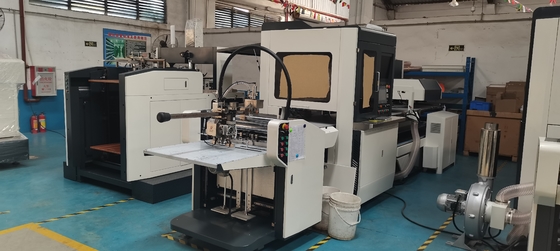 Máquina automática da cartonagem do cartão que embala o relógio pequeno do presente da joia