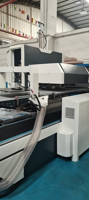 Máquina automática da cartonagem do cartão que embala o relógio pequeno do presente da joia