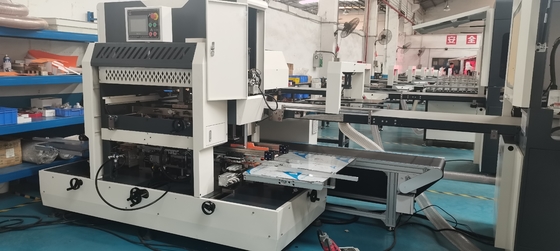 Máquina automática da cartonagem do cartão que embala o relógio pequeno do presente da joia